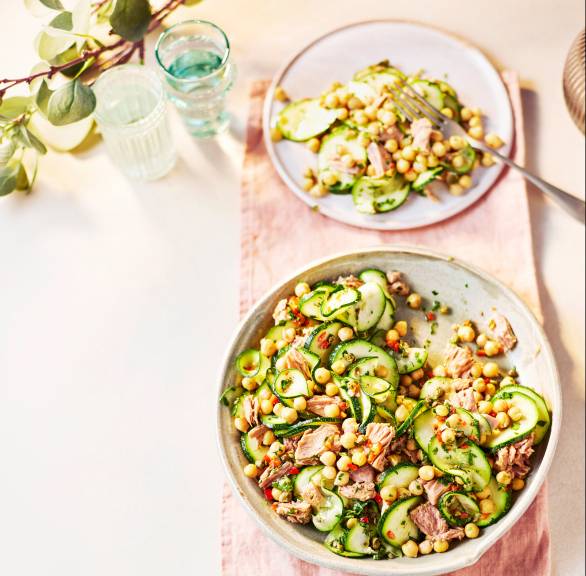Zucchini-Kichererbsensalat mit Thunfisch angerichtet in einer Salatschüssel auf einem Tisch