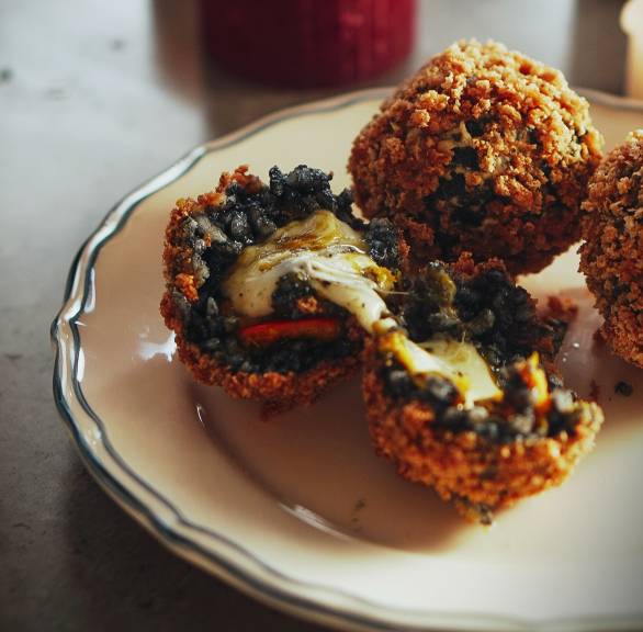 Schwarze Risotto-Arancini mit Kürbis-Mozzarella-Kern