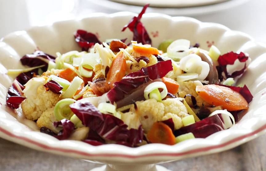 Blumenkohlsalat mit Radicchio, Rosinen und Frühlingszwiebeln