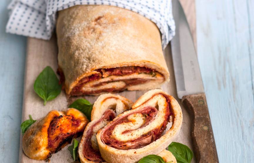 Bunt gefüllte Pizzarolle