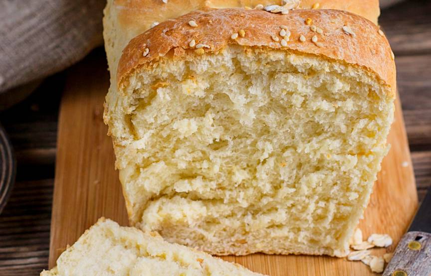 Buttermilchbrot angeschnitten auf einem Holzbrett