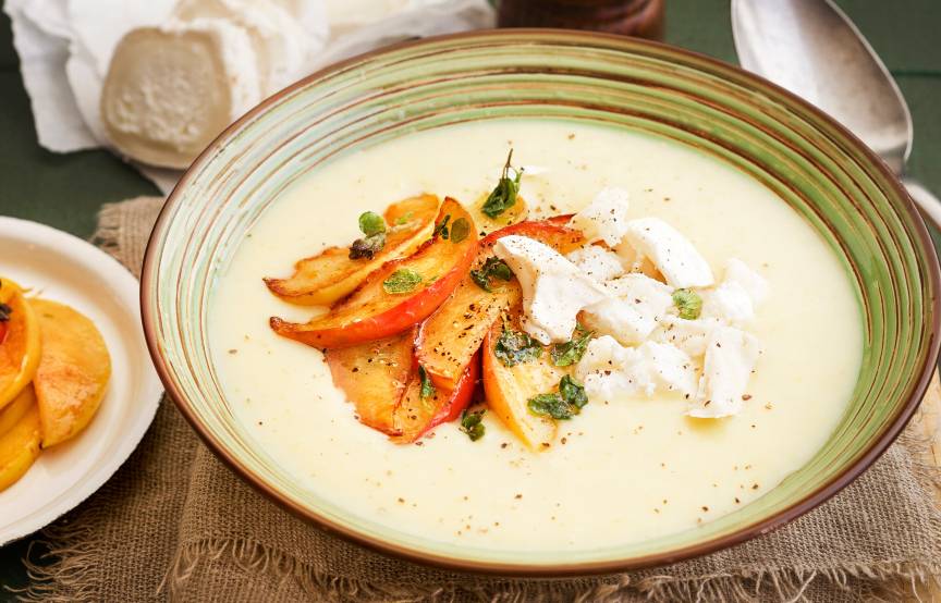 Lauchsuppe in einem tiefen Teller getoppt mit mit Apfel und Ziegenkäse