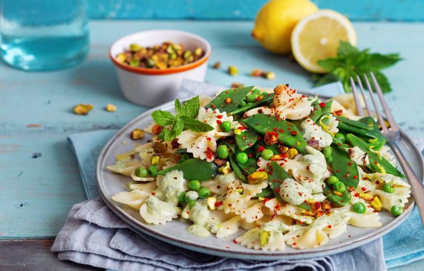Farfalle mit Zitronensoße, Zuckerschoten und Erbsen