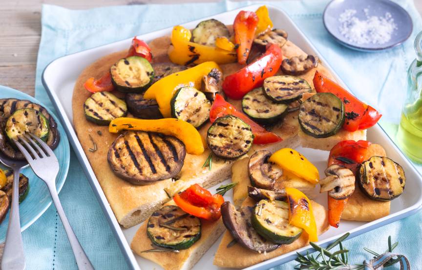 Focaccia mit buntem Antipasti-Gemüse