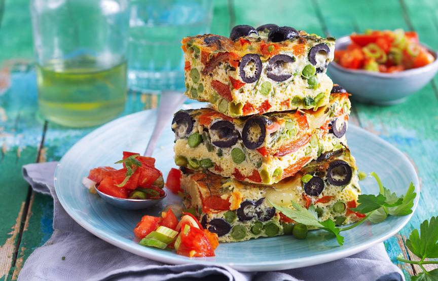 Frittata aus dem Ofen mit Tomatensalat