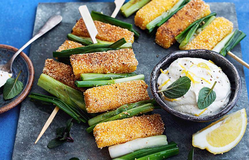 Frühlingszwiebel- Polenta-Spieße mit  Zitronendip und Minze