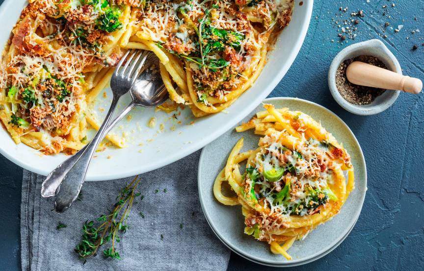 Gratinierte Makkaroninester mit Gemüse-Parmesansoße