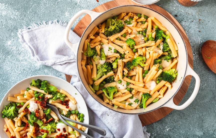 Grüne One-Pot-Pasta mit Pancetta und Mozzarella