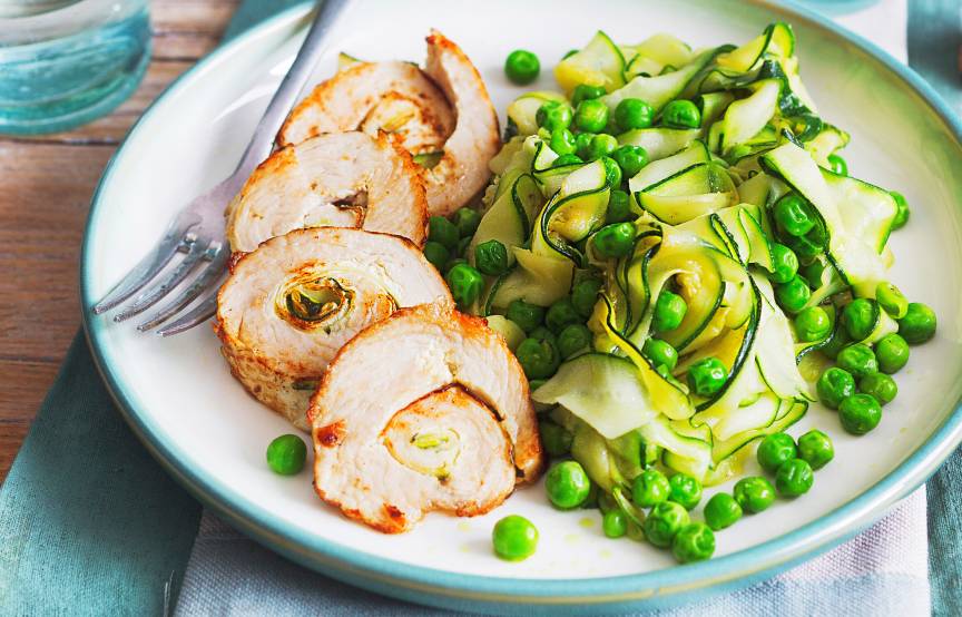 Hähncheninvoltini mit Zucchini und Erbsen