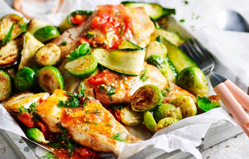 Kabeljau mit Rosenkohl, Tomaten und Kräutern aus dem Ofen