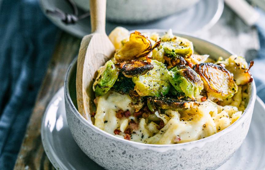 Käsespätzle mit Rosenkohl-Käse-Chips