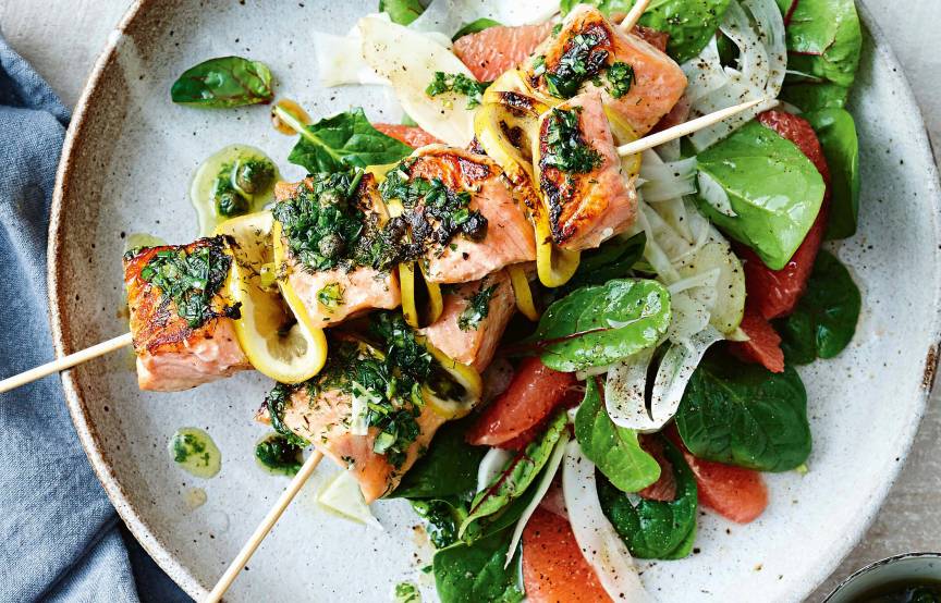 Lachsspieße mit Spinat-Grapefruit-Salat