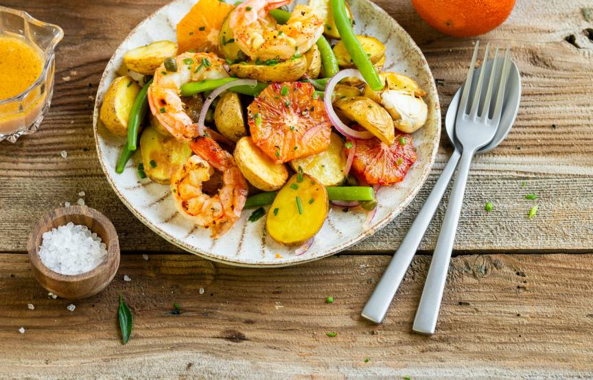 Lauwarmer Kartoffelsalat mit Blutorangen und Garnelen