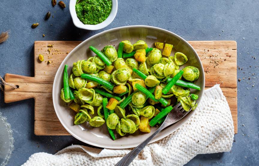 Ligurische Orecchiette mit Bohnen, Kartoffeln und Pistazienpesto