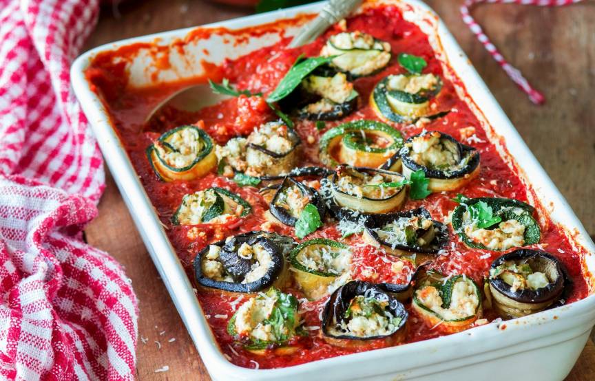 Mit Feta gefüllte, gebackene Zucchini- und Auberginenröllchen in Tomatensoße