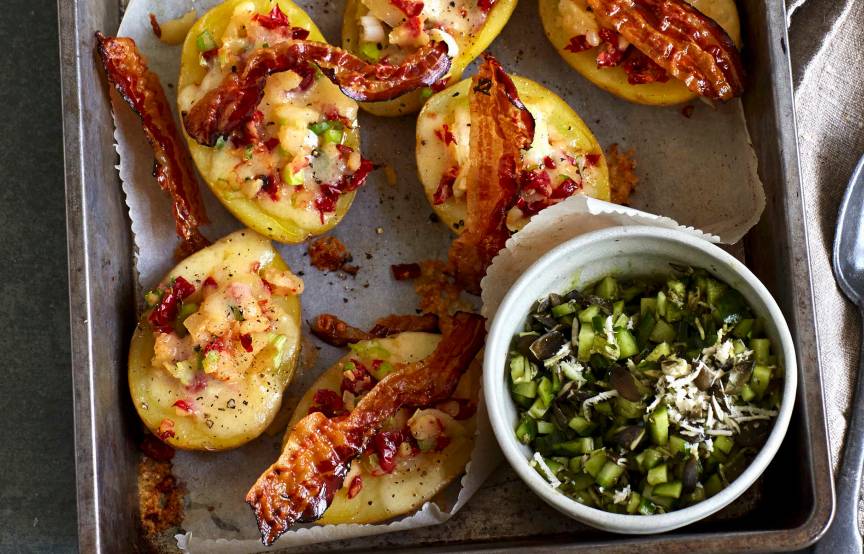 Mit Käse und Südtiroler Speck gefüllte gebackene Kartoffeln