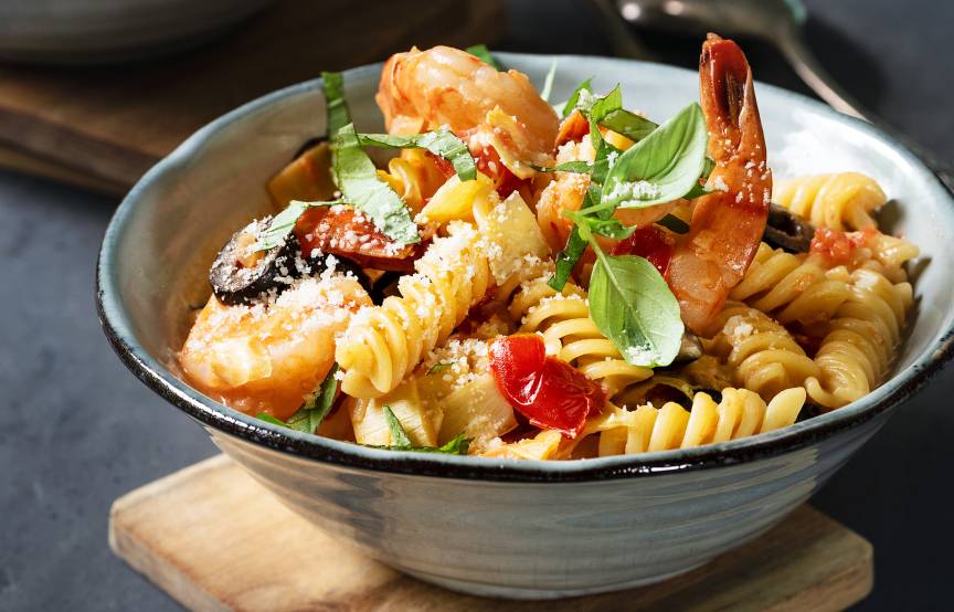 One-Pot-Pasta mit Garnelen, Artischocken und Oliven