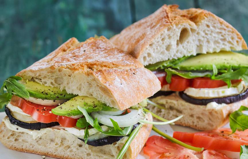 Panini mit gegrillter Aubergine und Avocado
