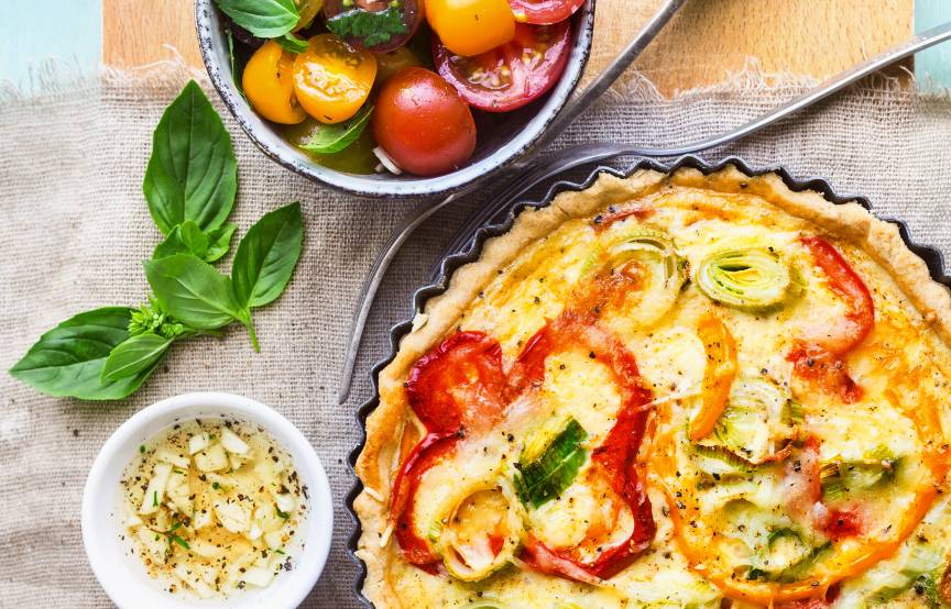 Paprika-Lauch-Tarte mit Tomatensalat