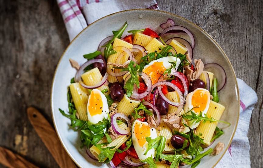 Pastasalat mit Rucola, Thunfisch und Eiern