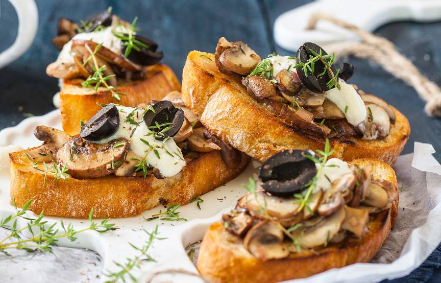 Pilz-Bruschette mit Ricotta und Oliven