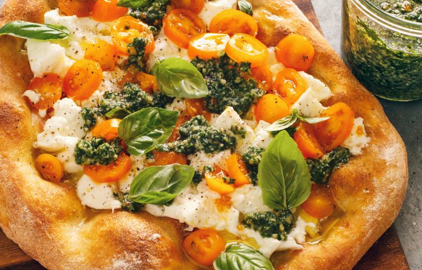 Pinsa Romana mit Kirschtomaten, Büffelmozzarella und Pesto