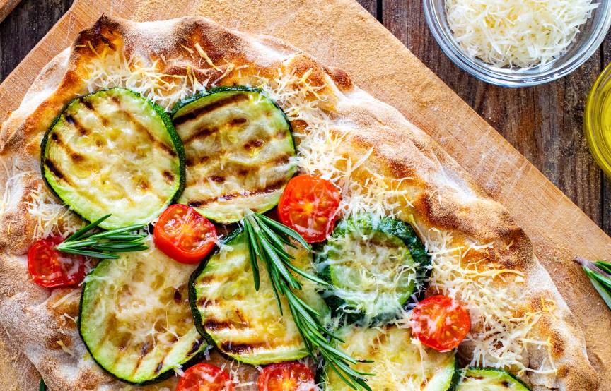 Pizzafladen mit gegrillter Zucchini