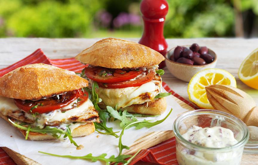 Caprese-Burger mit gegrilltem Putenfilet und Olivenmayonnaise