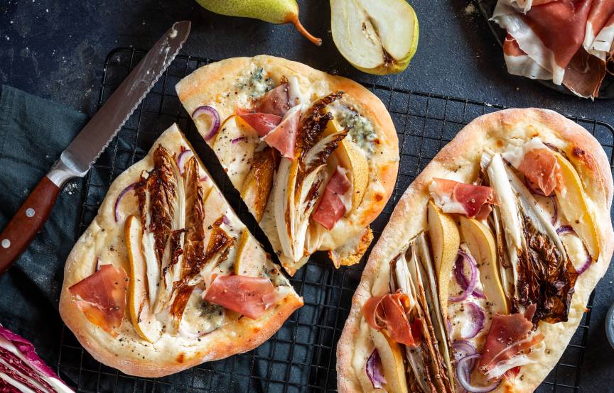 Radicchio-Pinsa mit Birne und Gorgonzola