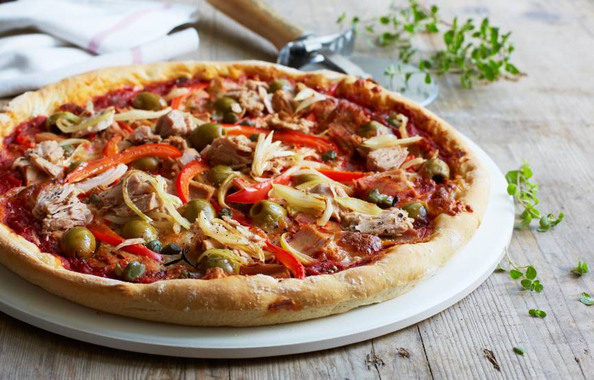 Scharfe Thunfischpizza mit Paprika, Oliven und Kapern