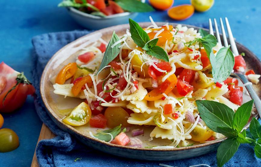 Schnelle Sommerpasta mit kalter Tomatensoße