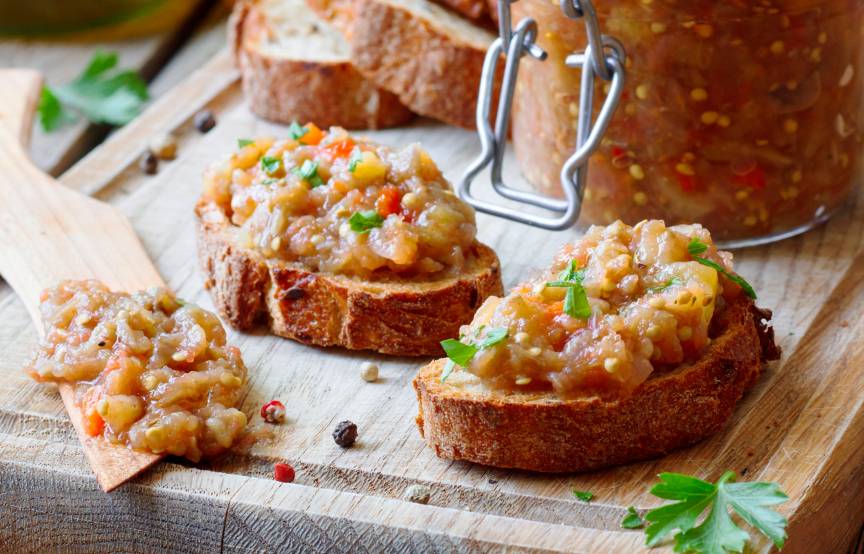 Auberginen-Aufstrich mit Tomaten und Kräutern