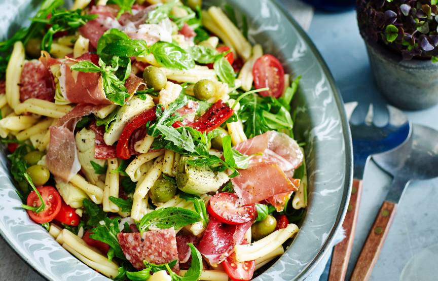 Sommerpastasalat mit Oliven und Salami