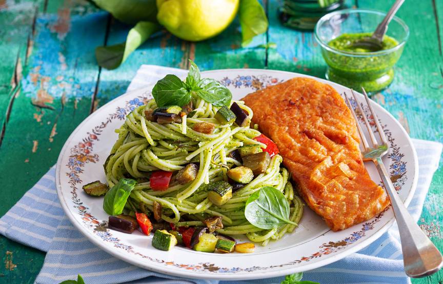 Spaghetti mit Pesto, Sommergemüse und gebratenem Lachs