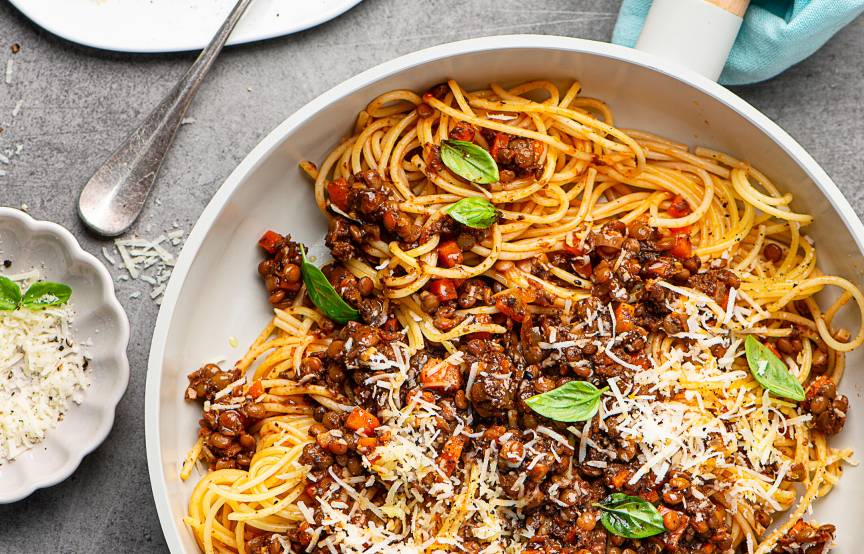 Spaghetti mit veganer Linsen-Pilz-Bolognese