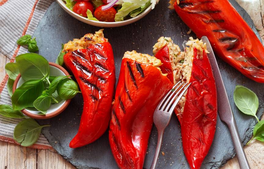 Gegrillte Spitzpaprika mit Hack-Nudel-Füllung auf einem Teller