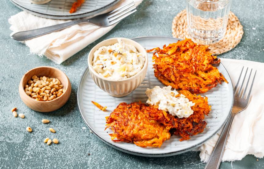 Süßkartoffelpuffer mit Artischockendip