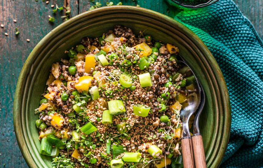 Veganer Quinoa-Linsen-Salat