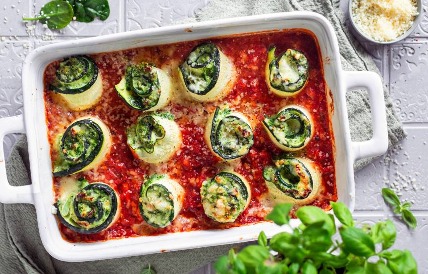 Zucchini-Cannelloni in Tomatensoße