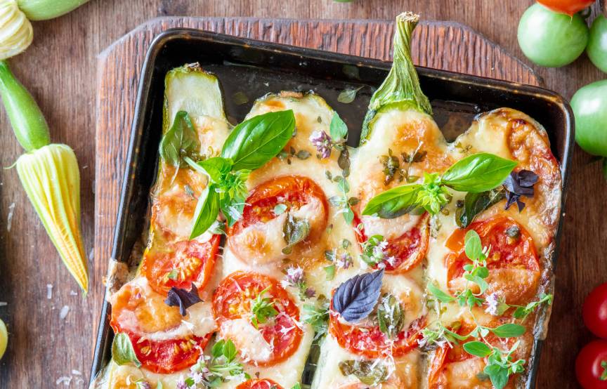 Zucchini mit Polenta-Tomaten-Füllung aus dem Ofen