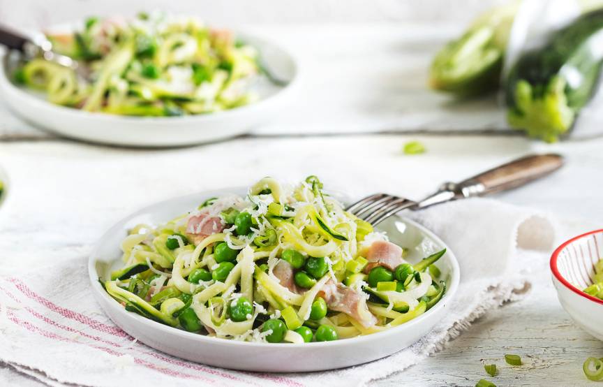 Zucchini-Pasta mit Schinken-Sahnesoße
