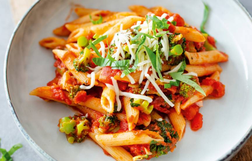 One-Pot-Penne im Tomatensauce mit Brokkoli und Mozzarella angerichtet auf einem Pastateller