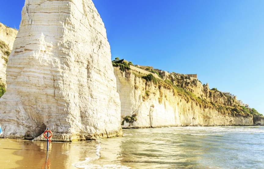 Langer Sandstrand an der Küste Apuliens
