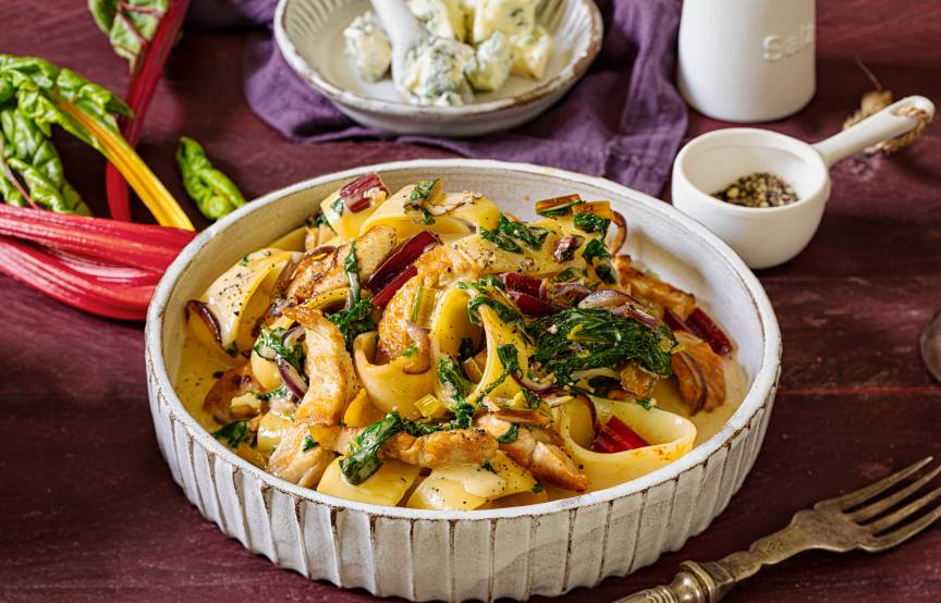 Mangold-Pasta-Pfanne mit Pute und Gorgonzolasoße