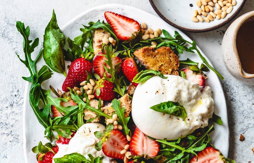 Panzanella mit Erdbeeren, Burrata und Pinienkernen