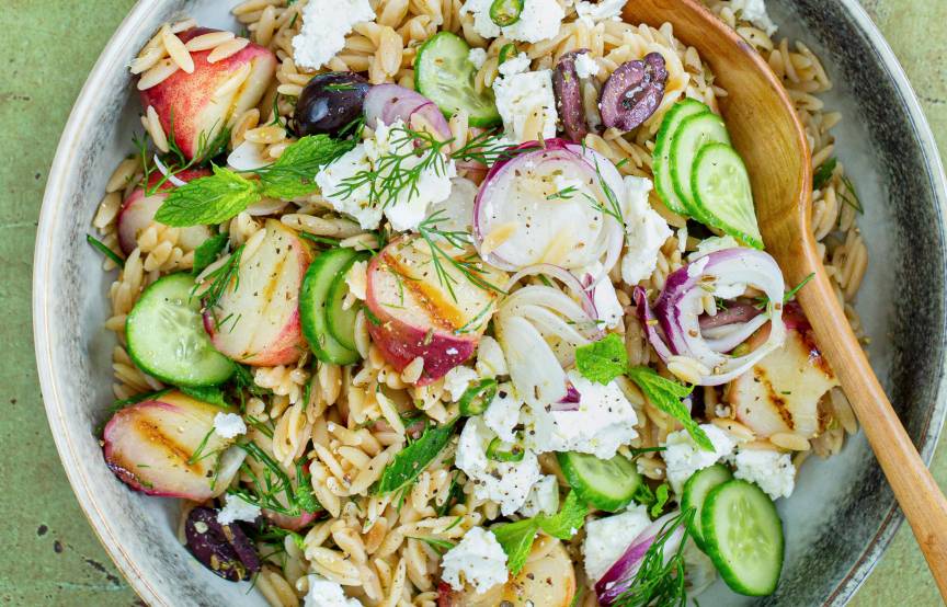 Risoni-Feta-Salat mit gegrillten Pfirsichen