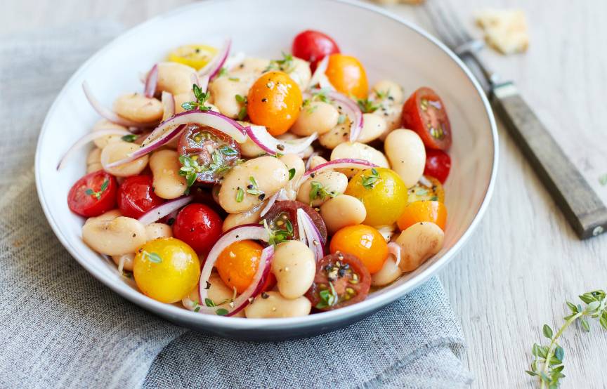 Schneller Bohnensalat mit Zwiebeln