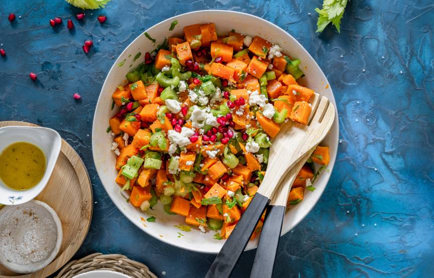 Süßkartoffelsalat mit Feta und Granatapfel