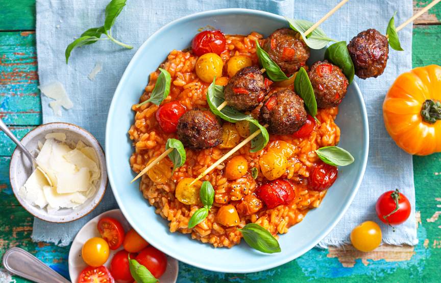 Tomatenrisotto mit Hackbällchenspießen