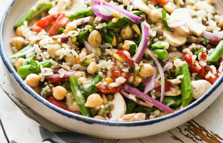 Veganer Reissalat mit Linsen, Kichererbsen und Gemüse